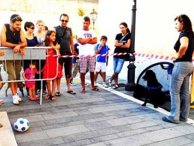 Un bambino gioca a calcio con Frida, portiere improvvisato
